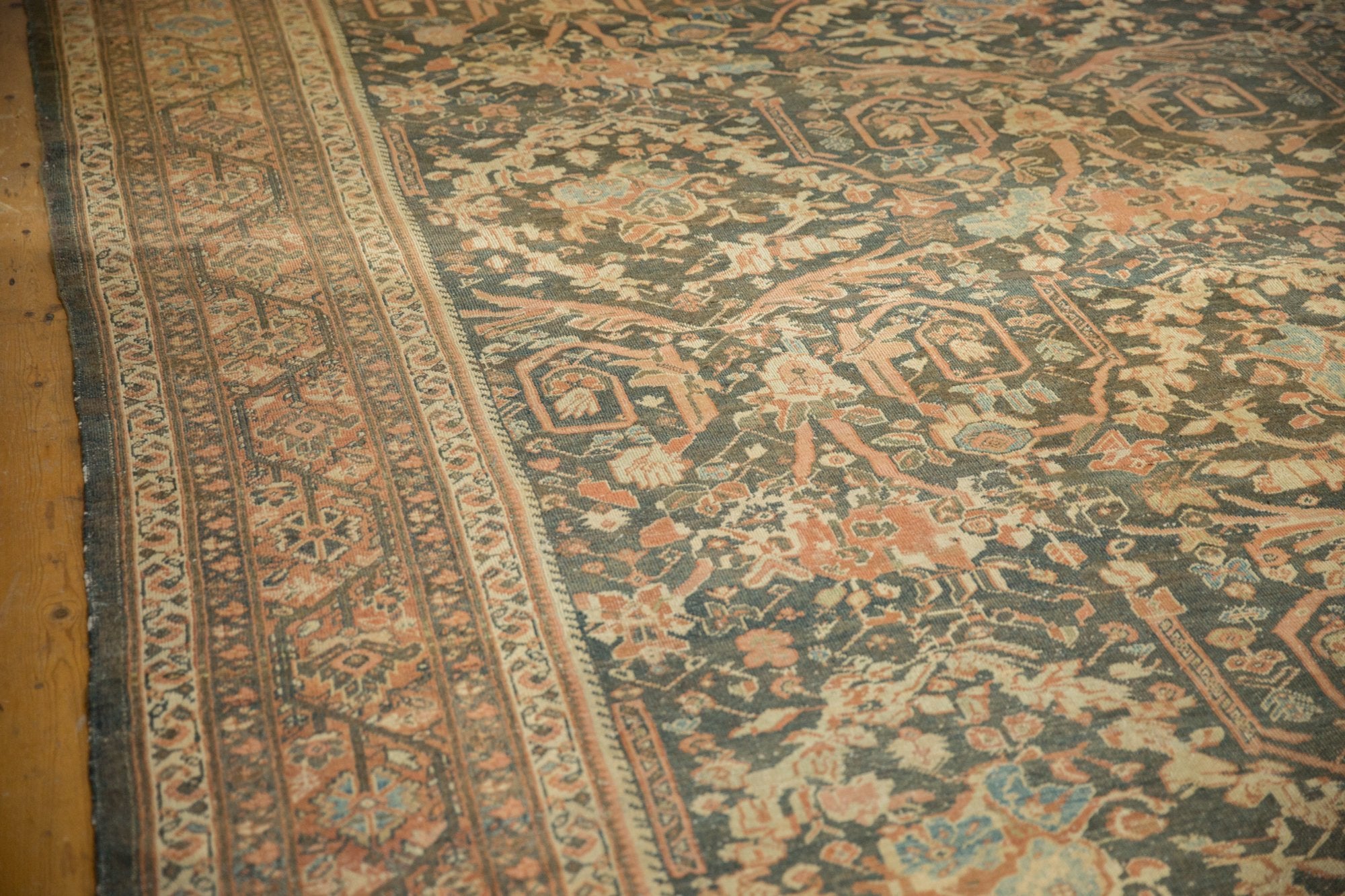 11x15.5 Vintage Distressed Mahal Carpet