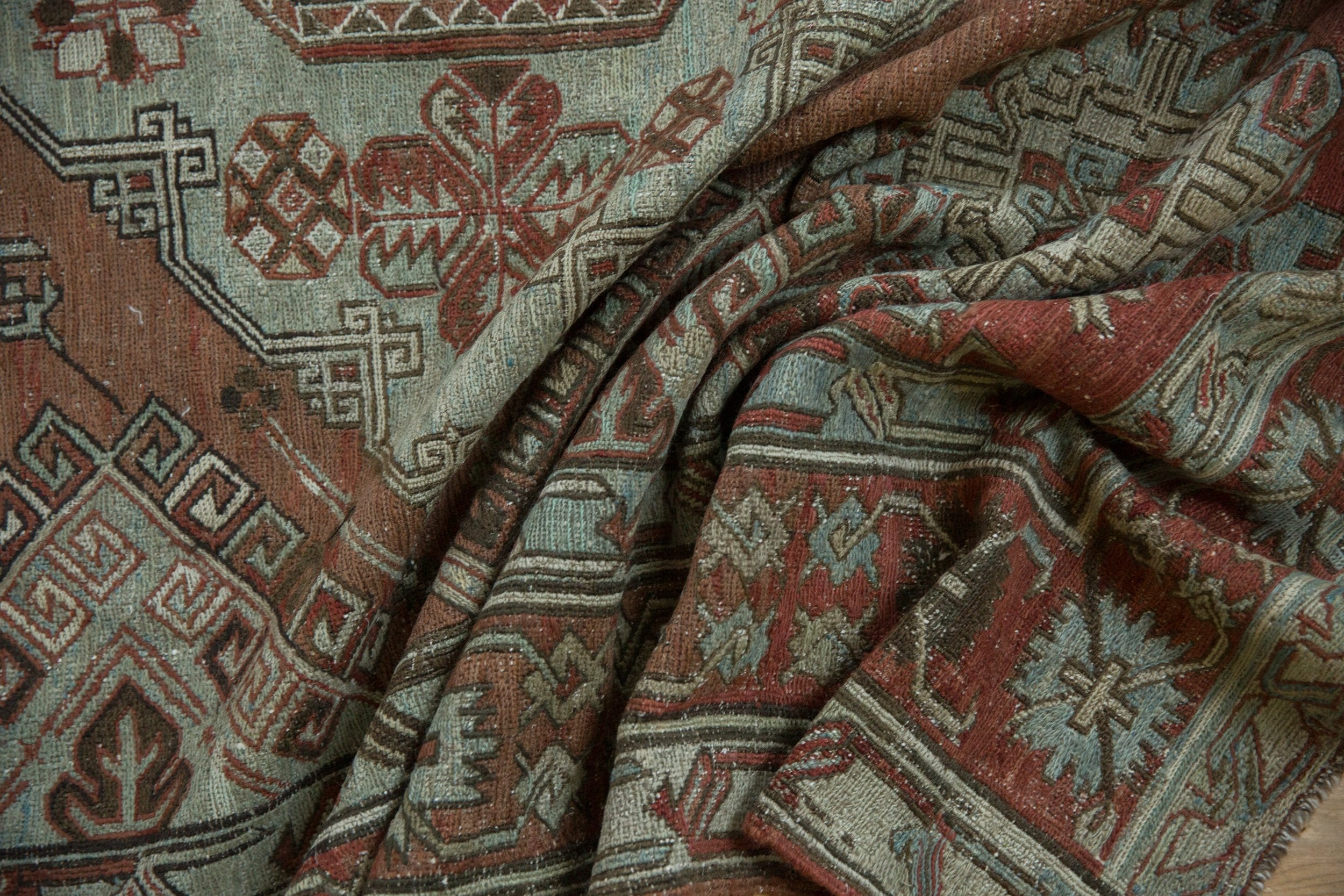 6.5x11.5 Vintage Distressed Soumac Design Carpet