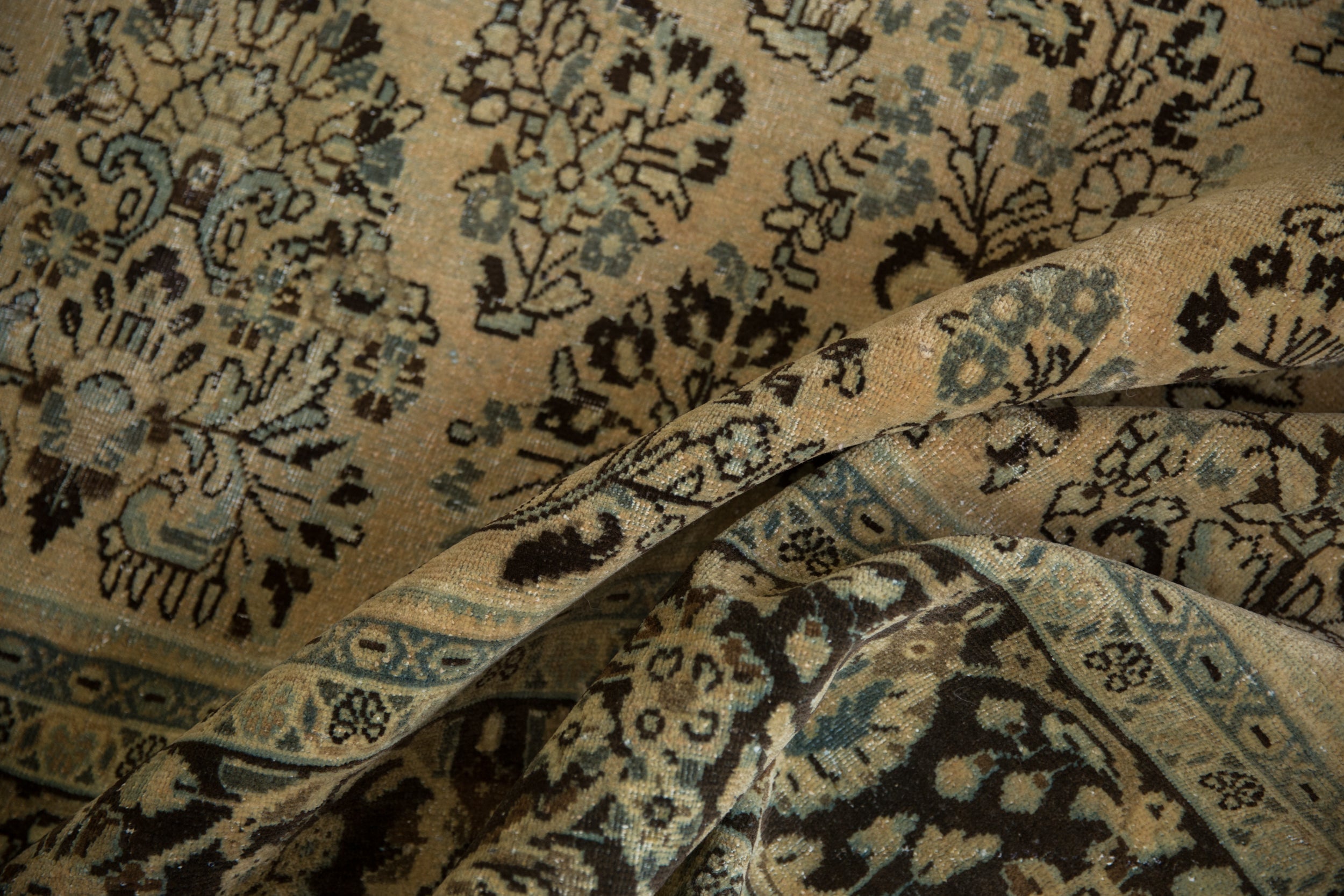 8.5x11.5 Vintage Distressed Arak Carpet