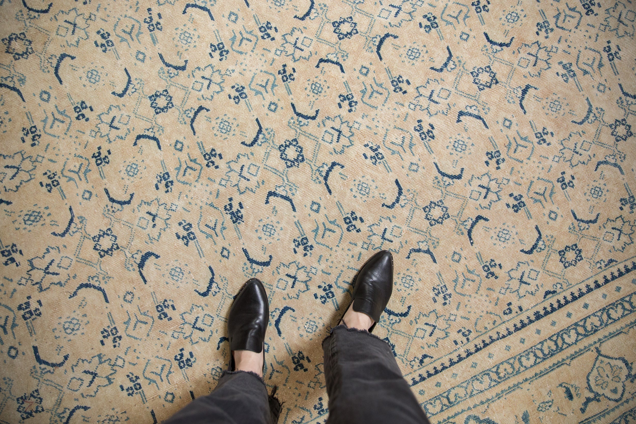 10x13.5 Vintage Distressed Mahal Carpet