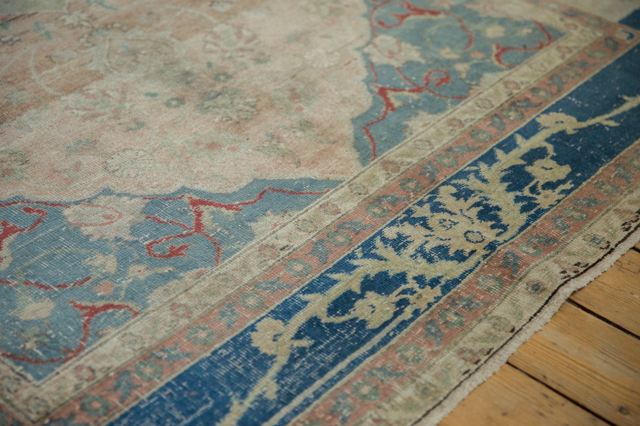 5.5x9.5 Vintage Distressed Sivas Carpet